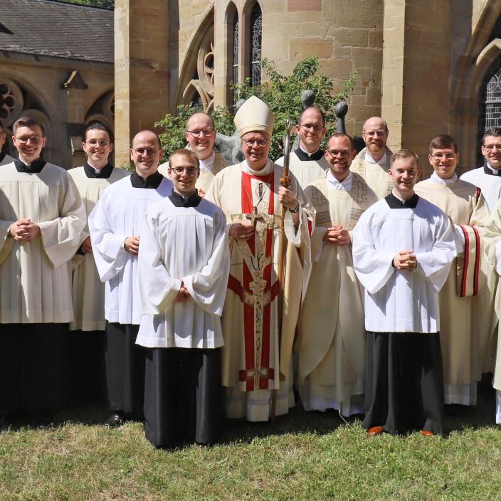 Die Kommunität des Bischöflichen Priesterseminars Trier bei der Priesterweihe von Heiko Reiner Gaub und Mathias Kremer am 4. Juli 2026 (c) Inge Hülpes/Bistum Trier Die Kommunität des Bischöflichen Priesterseminars Trier bei der Priesterweihe von Heiko Reiner Gaub und Mathias Kremer am 4. Juli 2026